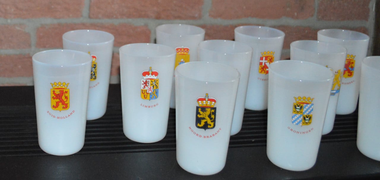 12 glazen Nederland melkglas Vintage, begin jaren ‘60.