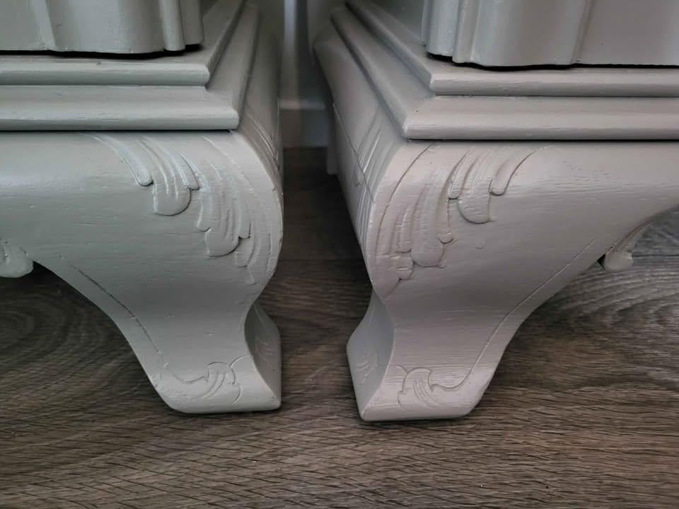 Recentelijk opgeknapte set nachtkastjes beige