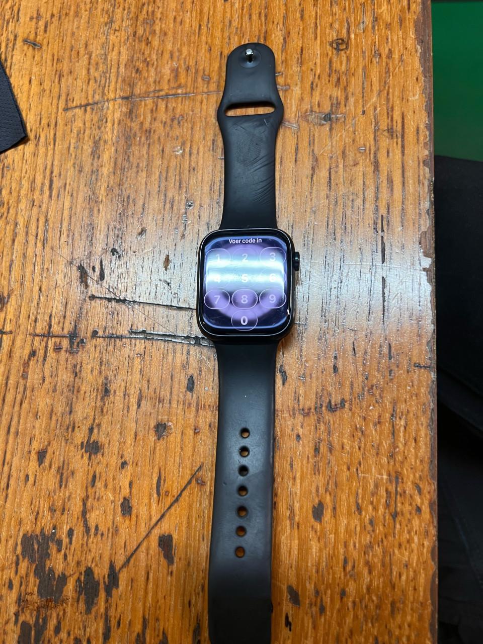 Apple Watch Series 8 45mm aluminium met GPS + Cellular.