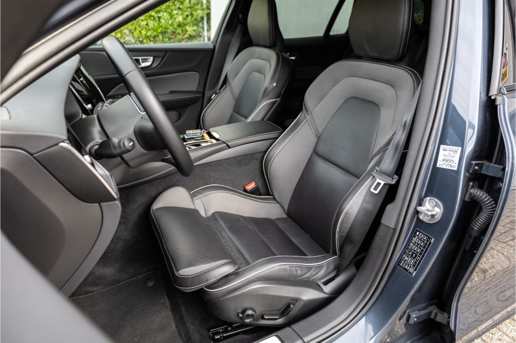 Volvo V60 2.0 t6 plug-in hybrid awd plus dark ✅leer✅cam✅cc✅wint.pakk.