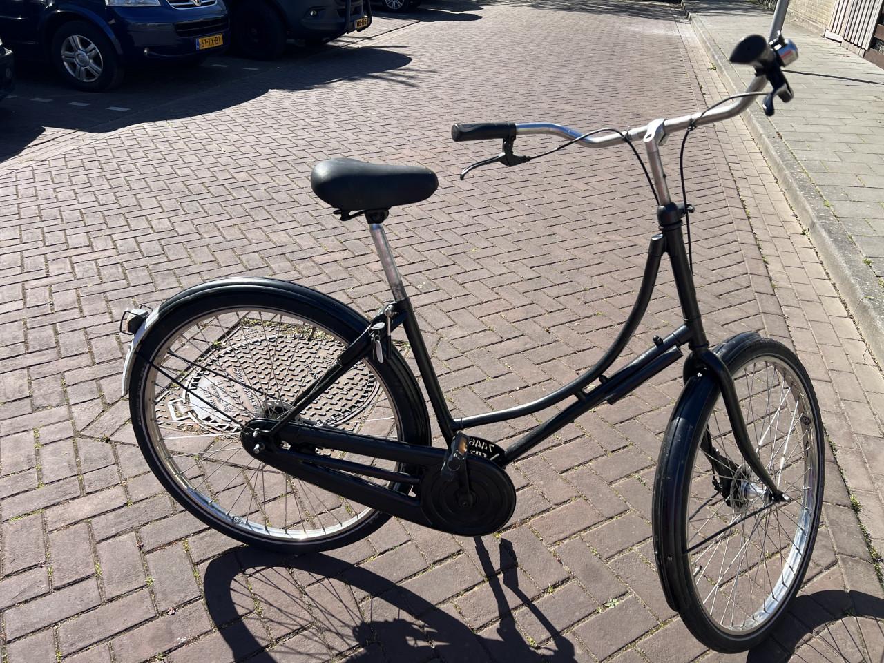 Te koop zwart kleurige damesfiets Blacky 1.