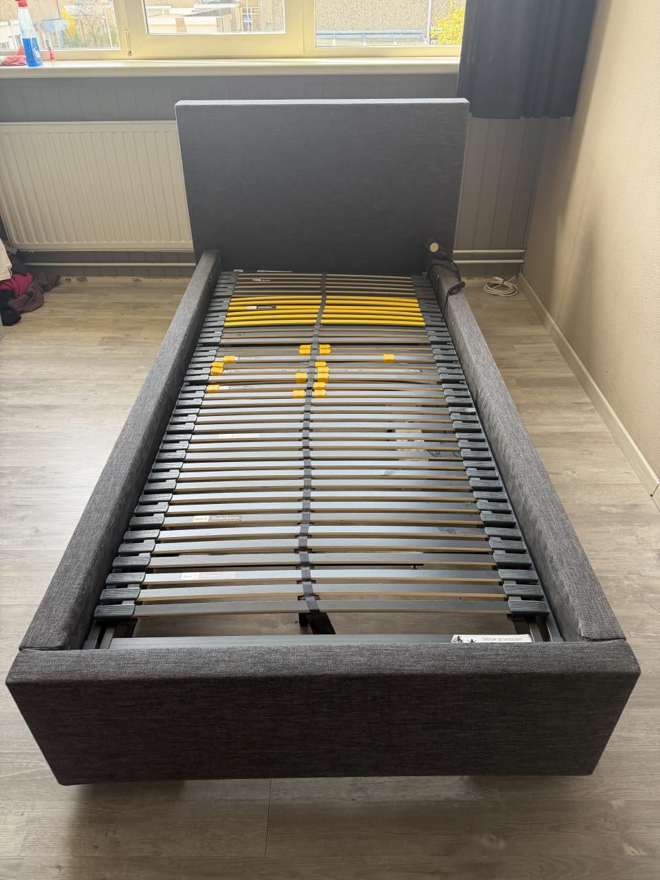 1 persoonsbed met elektrisch verstelbare lattenbodem