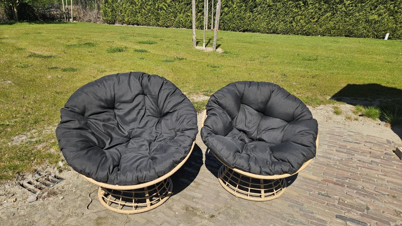 2 vrijwel nieuwe Rotan Loungestoelen