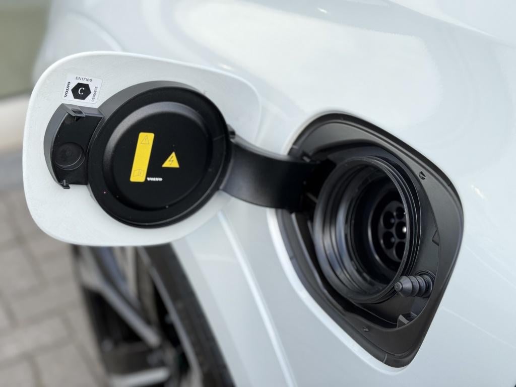 Volvo XC60 t6 398pk recharge dark black edition| panodak| luchtvering| trek