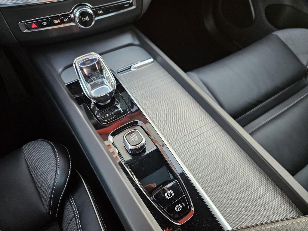 Volvo XC60 2.0 t8 plug-in hybrid awd ultimate dark r-design | luchtvering |