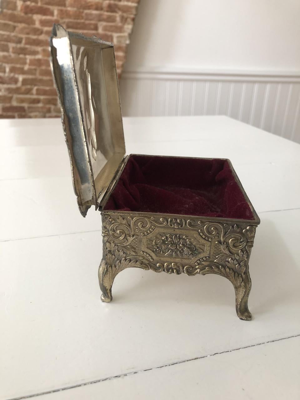 Zeer mooi gedetailleerd brocante metalen sieradendoosje op pootjes
