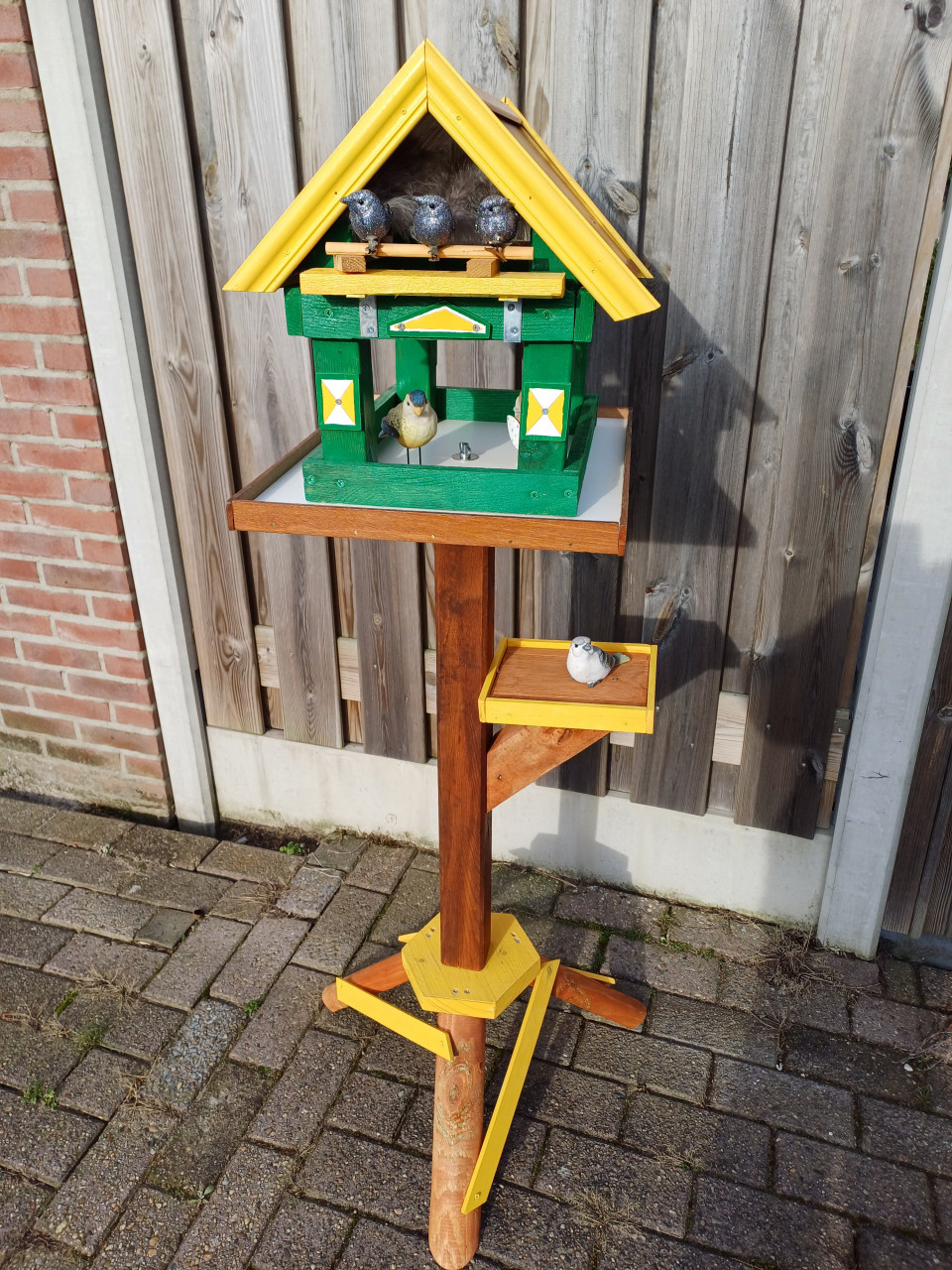 De Leukste Vogelhuisjes , Nestkastjes en voederplateaux zie foto's