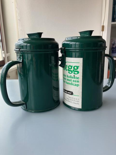 Verzameling metalen collecte bussen.