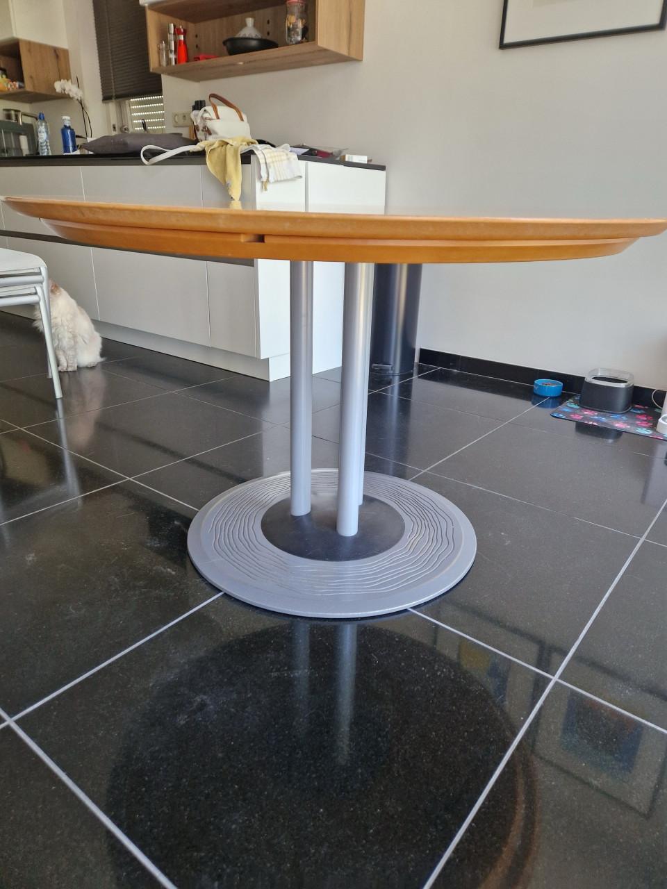 Leolux Trias eetkamertafel, uitschuifbaar.