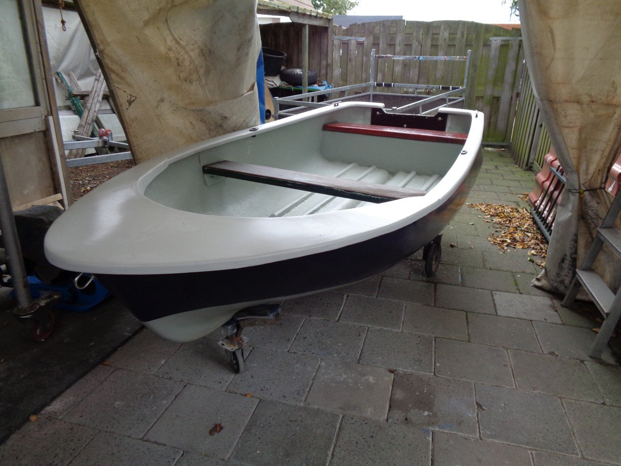 Polyester vis/roeibootje eventueel met 12v fluistermotor.