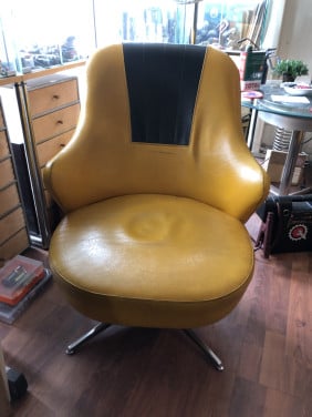 2 vintage draaifauteuil op metalen voet.
