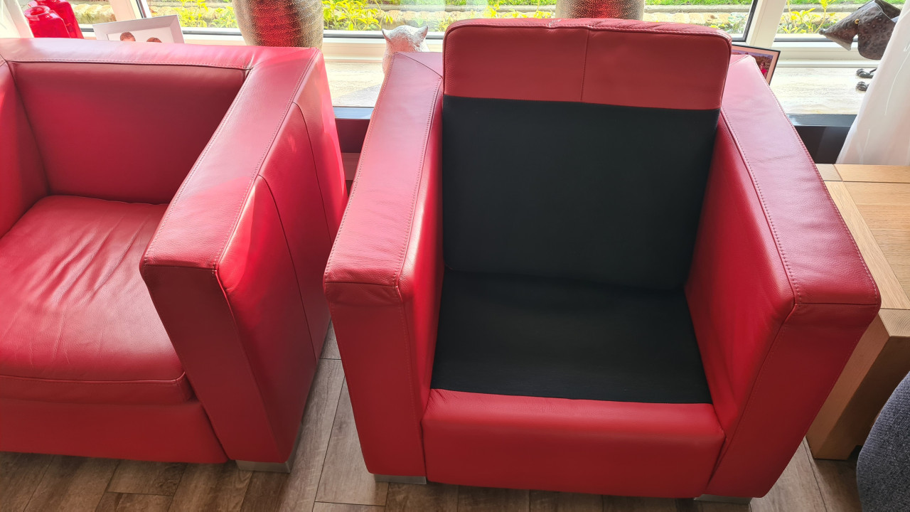 2 rode stoelen