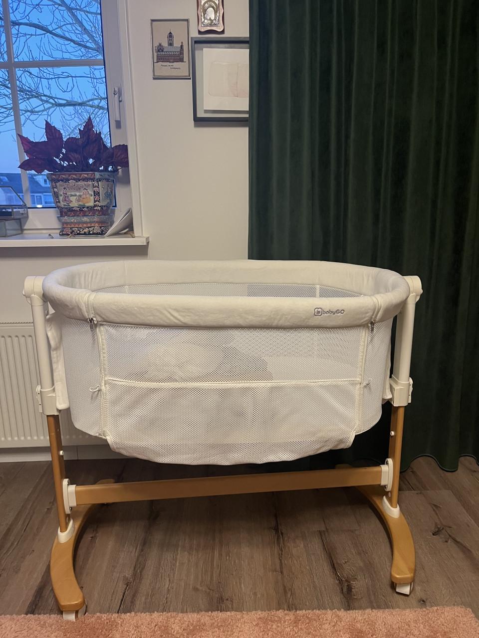 Co-sleeper/ wieg BabyGo Amila + 2 sets beddengoed