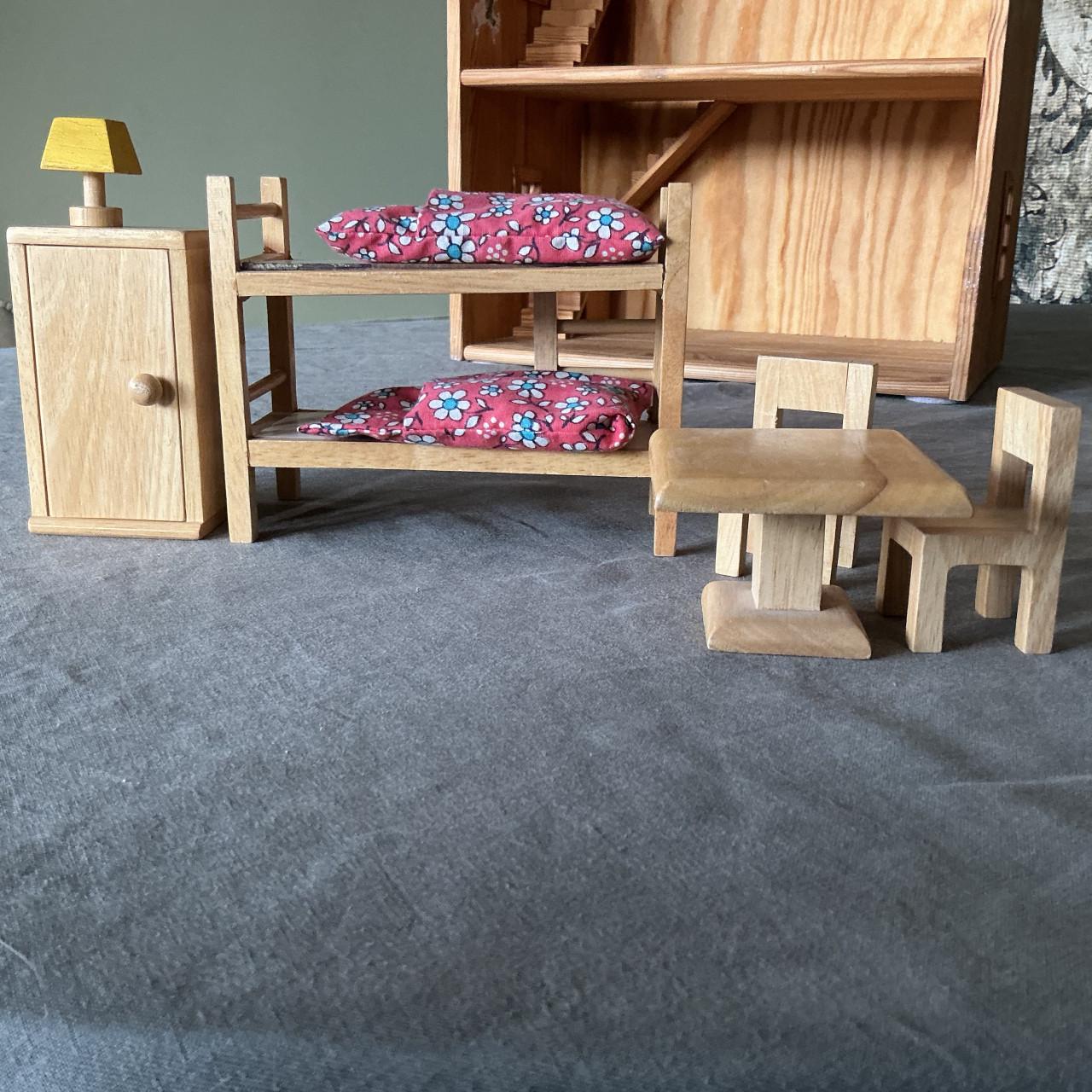 Poppenhuis met houten meubeltjes en accessoires