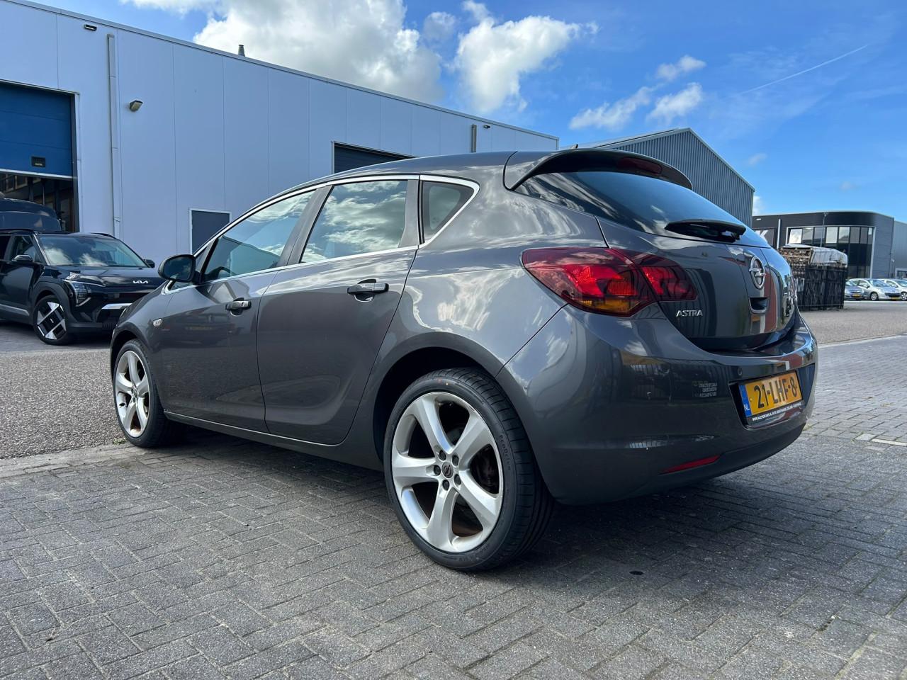 Opel Astra 1.6 Cosmo Executive Airco/Navi/PDC/Cruise/19" LM/Lange APK