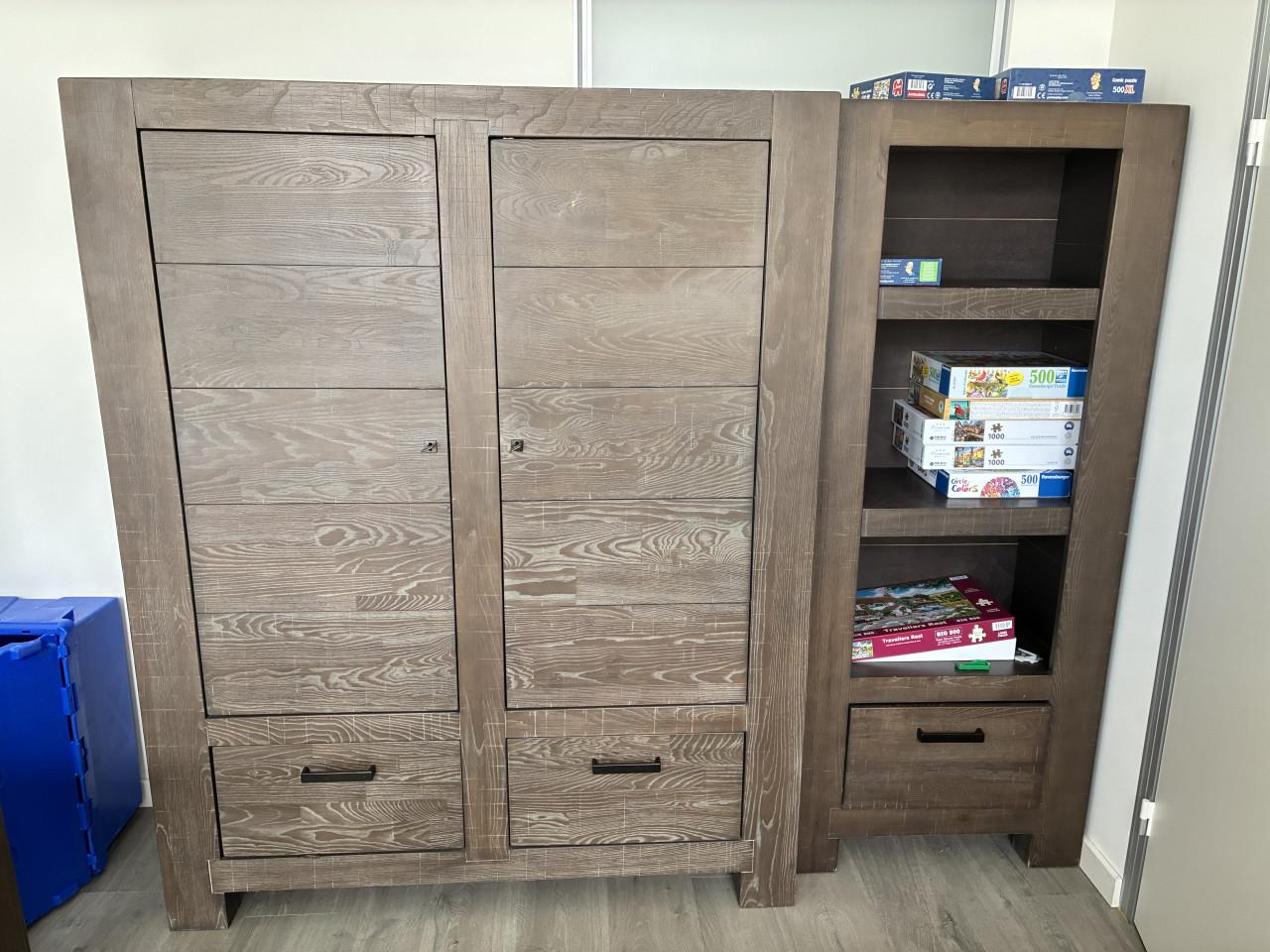 2 Kasten, tafel , kleine tafel