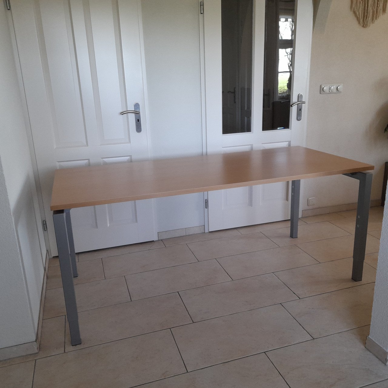 Mooi net bureau 80 x 180 x 75 H ( hoogte verstelbaar) in goede staat !