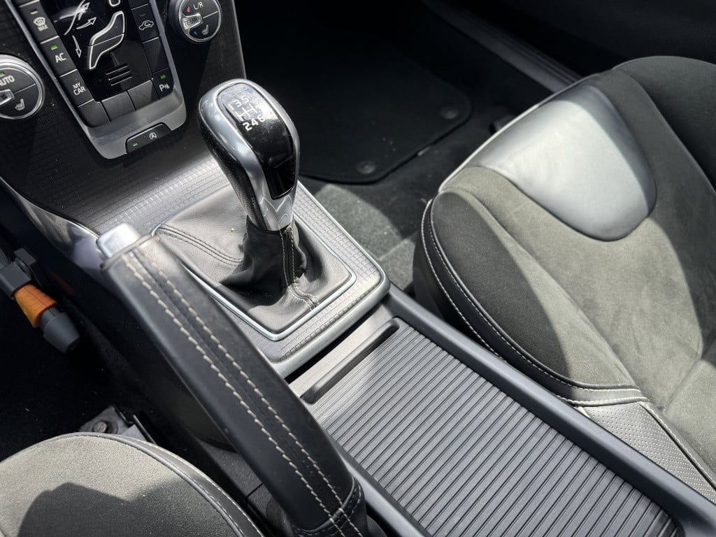 Volvo V40 2.0 t4 business sport r-design 190pk | navigatie | trekhaak afnb