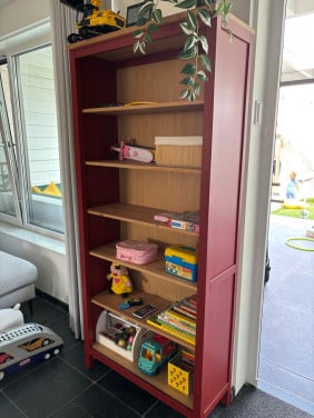 HEMNES Ikea Boekenkast / Speelgoedkast rood