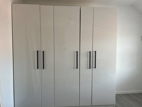 Ikea pax kast met glanzende deuren