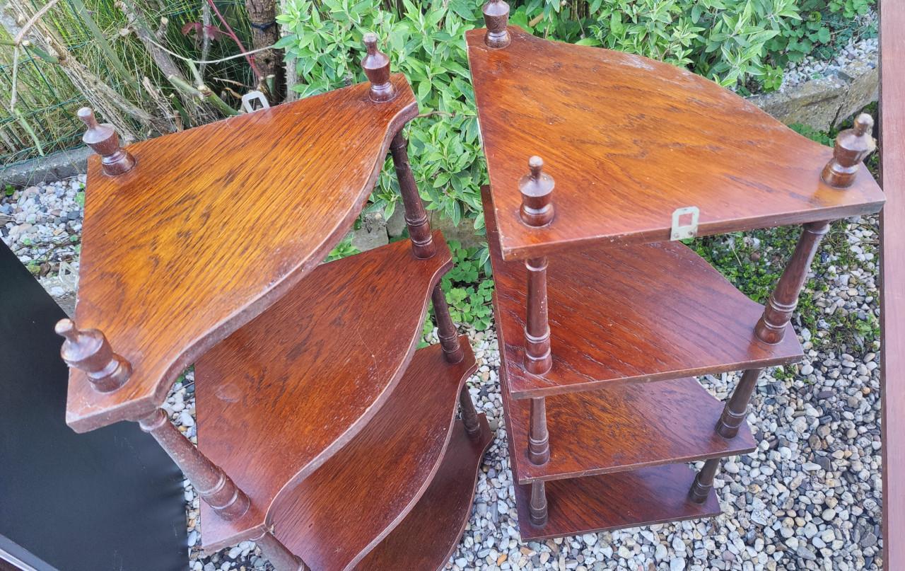 Twee eiken etagères