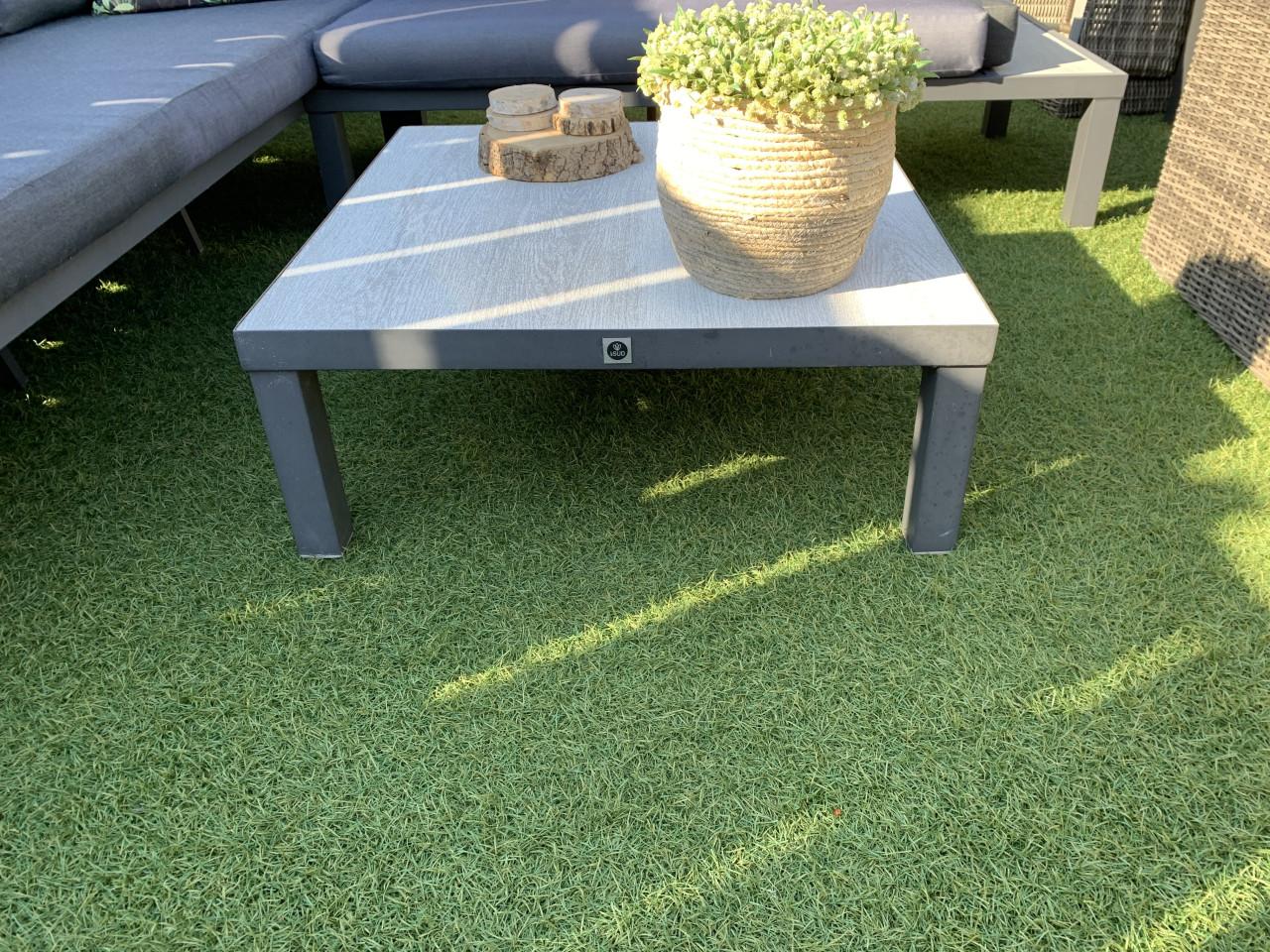 Alminium loungset met kussen en tafel.