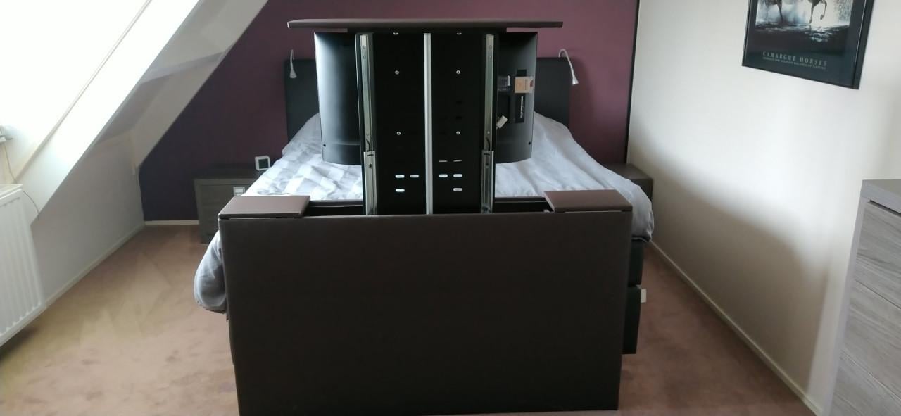 *** Te Koop: Voetenbord met TV-lift ***
