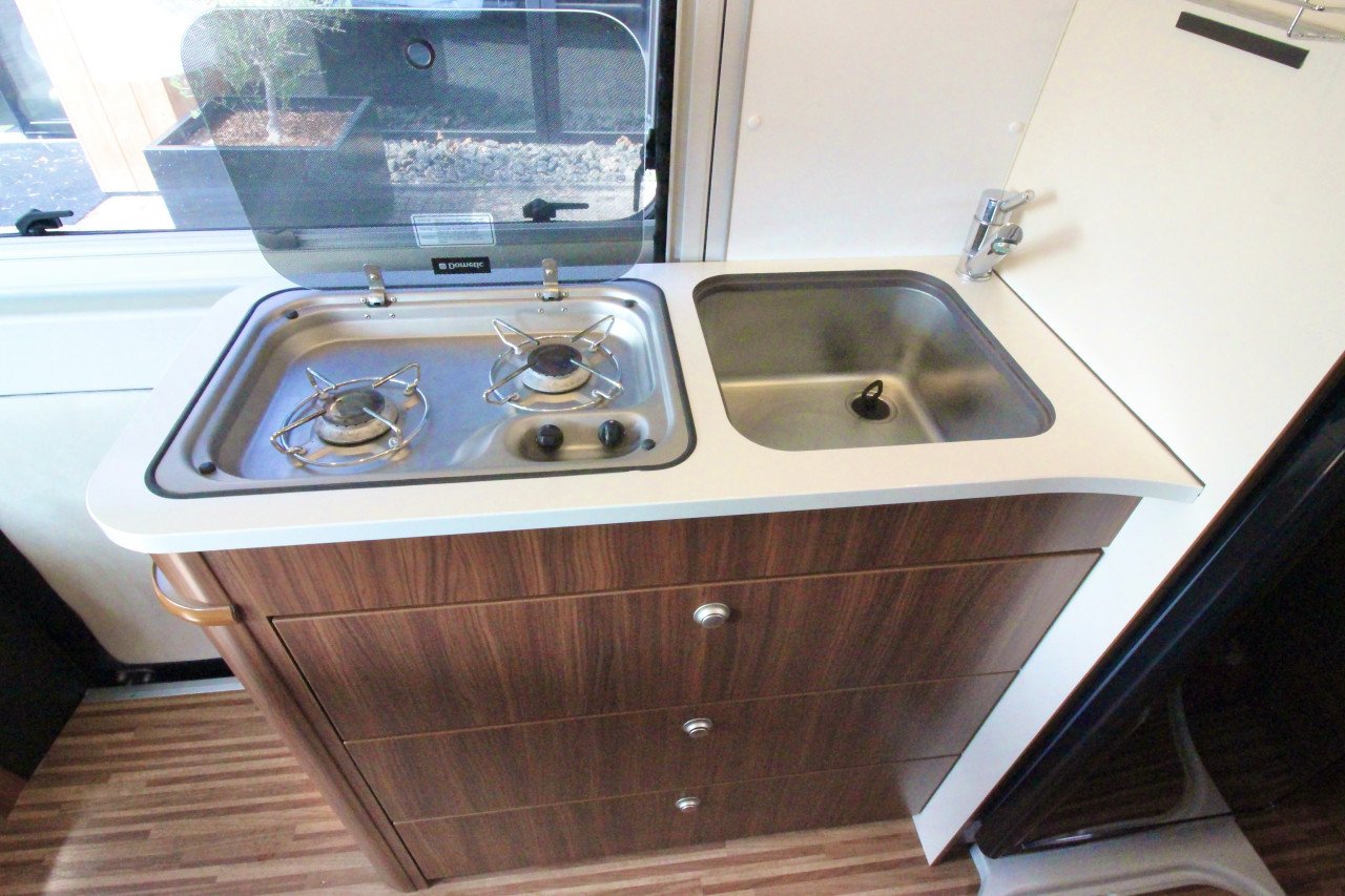 Adria Twin 600SPT (Vast bed,Eerste eigenaar, 19.000KM , Als nieuw!!!)