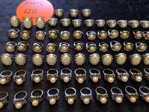 Partij mooie ringen. ( partij 120) Aanbieding !!!!!!