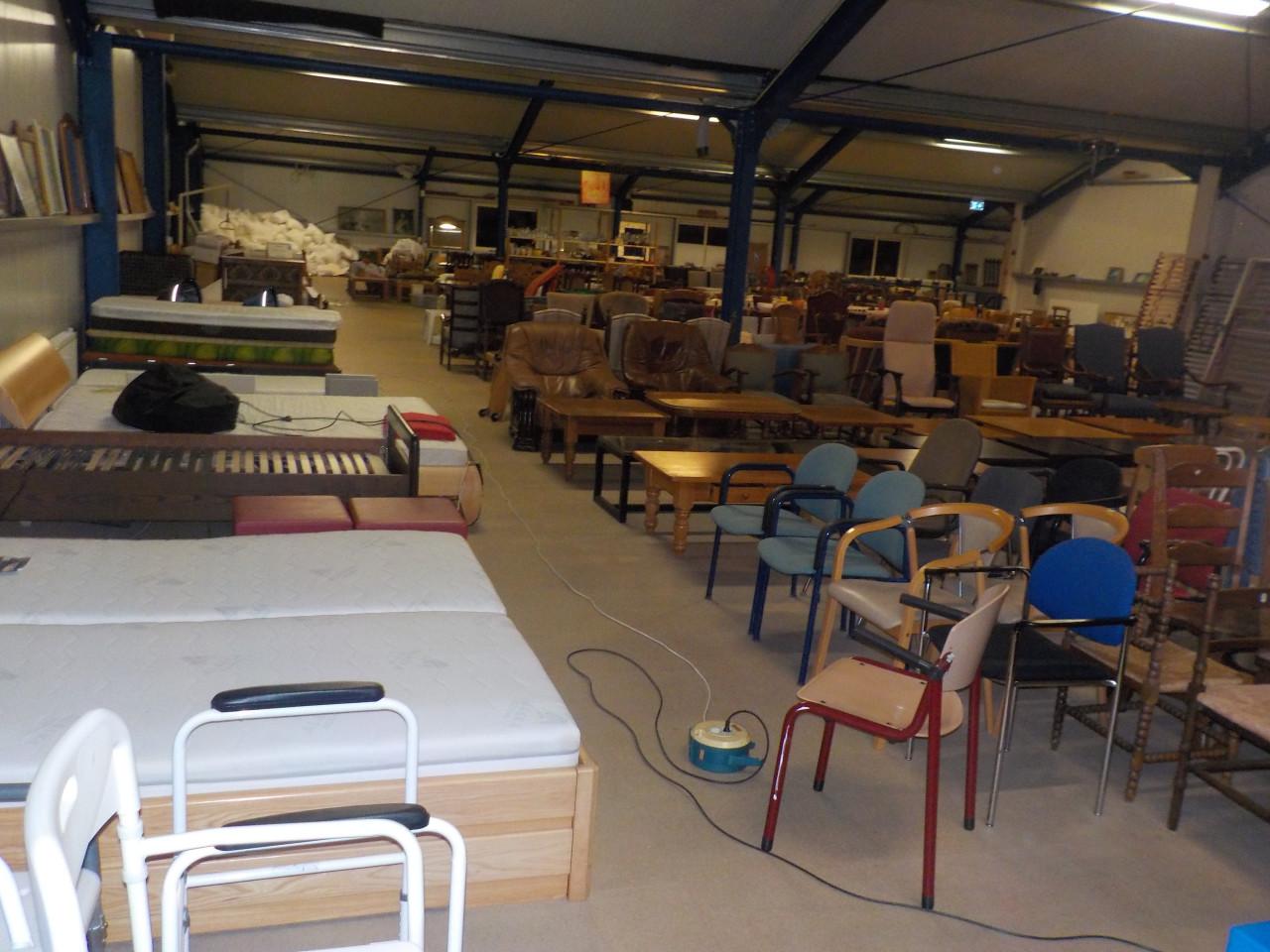 Mooie kwaliteit hoge kleer/hangkast in zeer goede staat