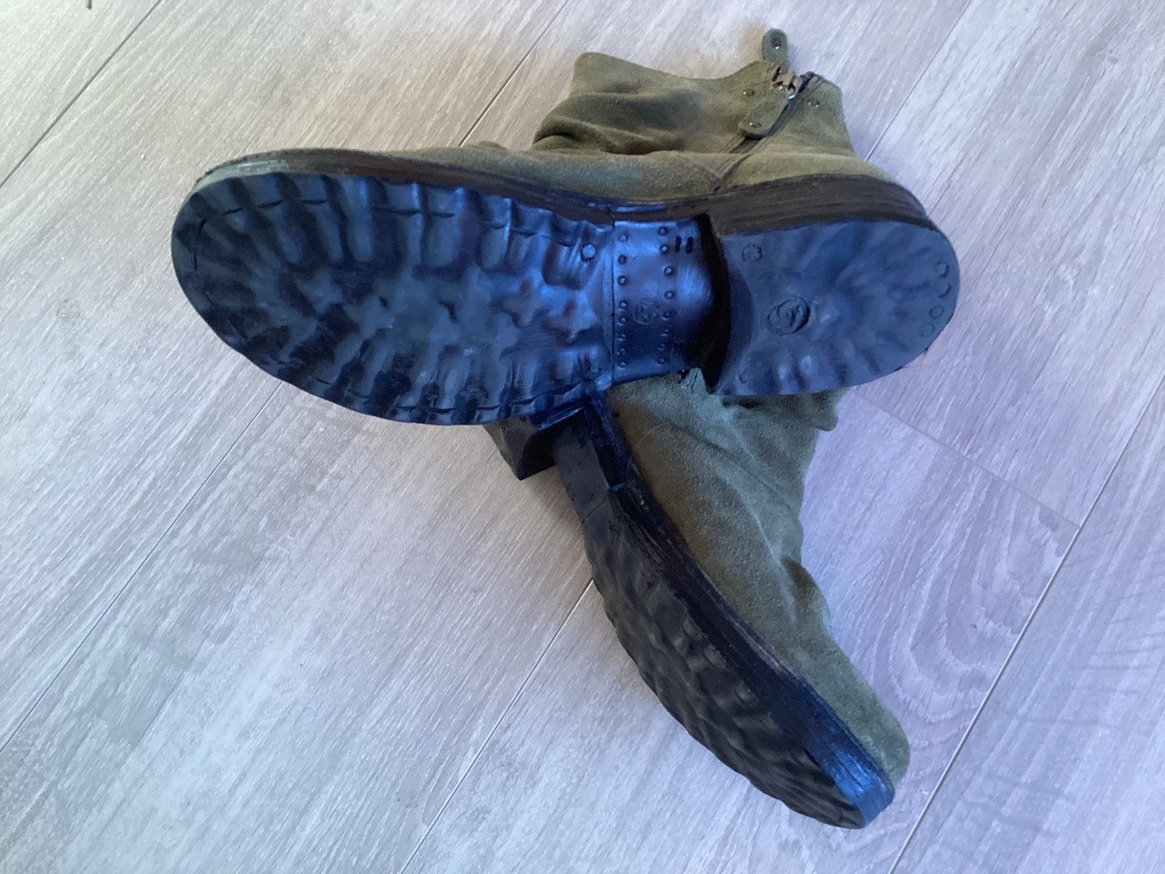 Nieuwe enkellaarsjes groen suede maat 37