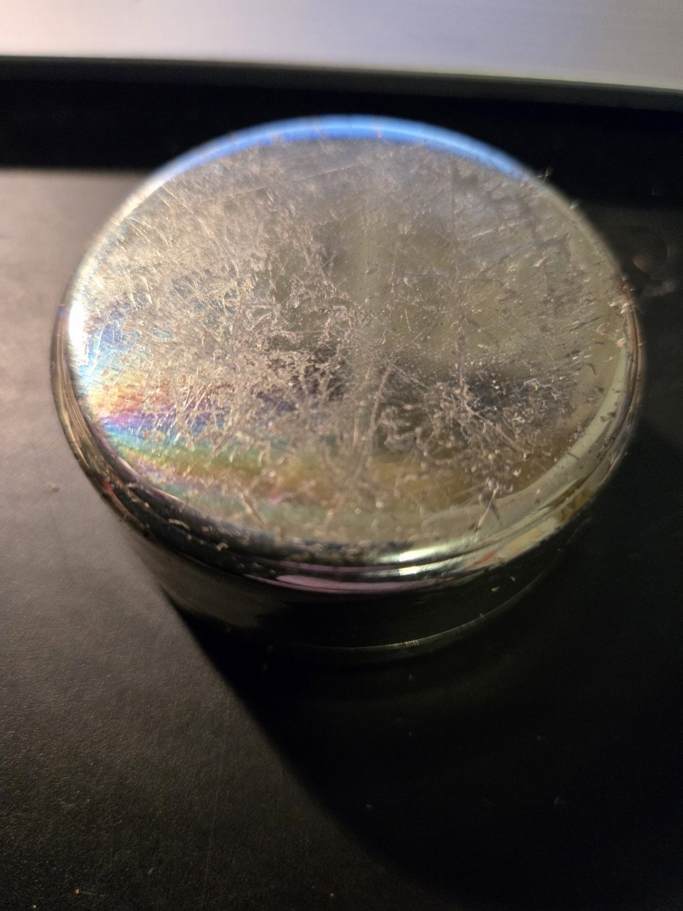 Rond tandendoosje met ooievaar 6x2.5 cm Bekleed met zwart vilt.