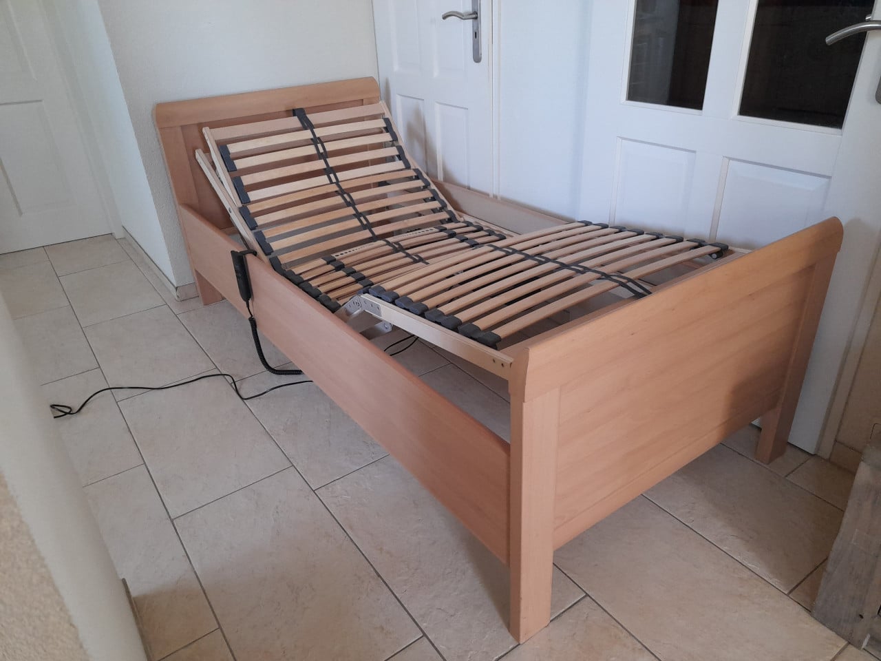 1 Persoons Senioren bed 90 x 200 met elektrisch verstelbare bodem (z.g.a.n.