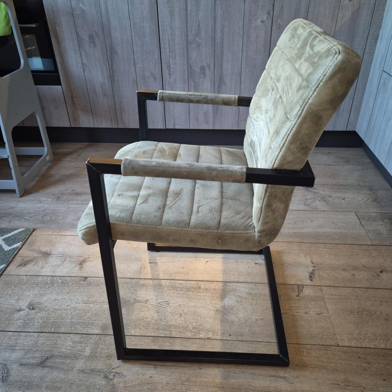 Eettafel met stoelen