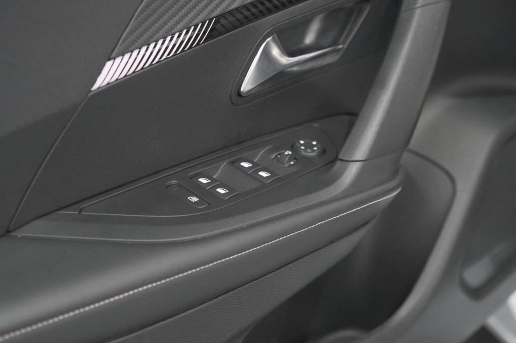 Peugeot 2008 puretech 100 allure | camera | navigatie | parkeersensoren | a