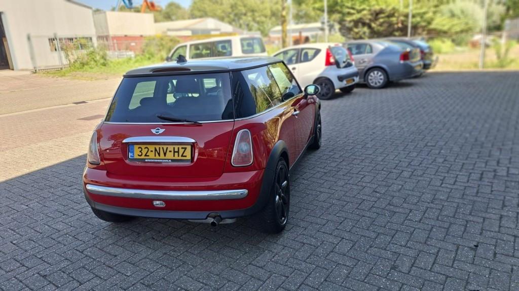 Mini 1.6 Cooper Pepper Sportief bj:2004 airco lm-velgen