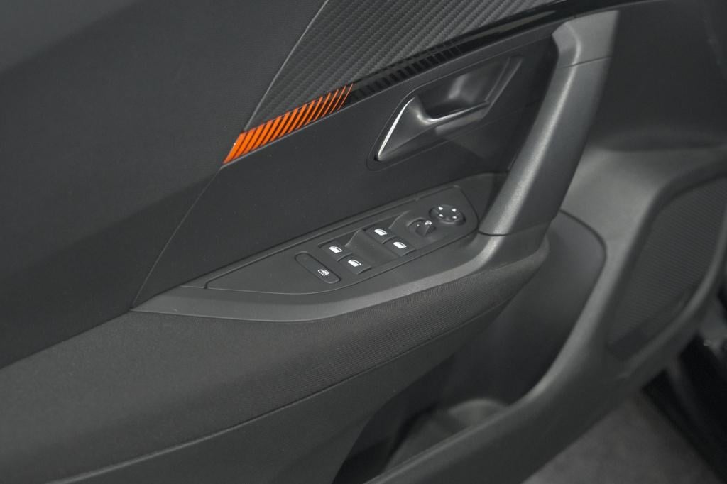 Peugeot 2008 puretech 130 active | camera | apple carplay | parkeersensoren