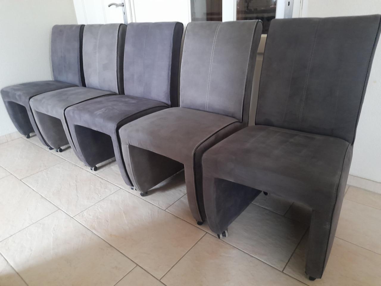 5 lekker zittende stoelen (in goede nette staat )