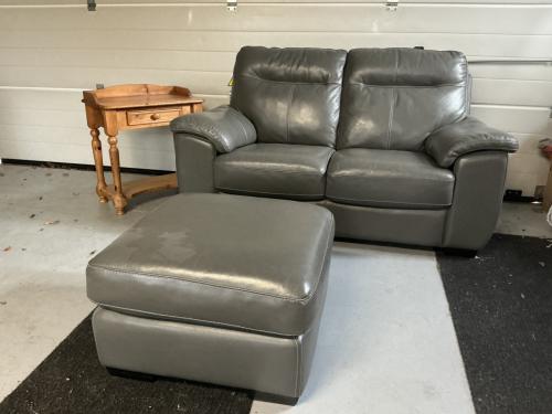 Vrijwel ongebruikte leren 2 zitbank met hocker