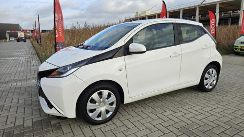 Zuinige TOYOTA AYGO X-PLAY 2015 (nw model) /  NL AUTO / NAP /