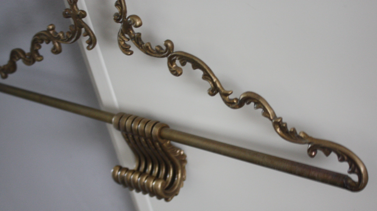 Mooie metalen kapstok met hangers