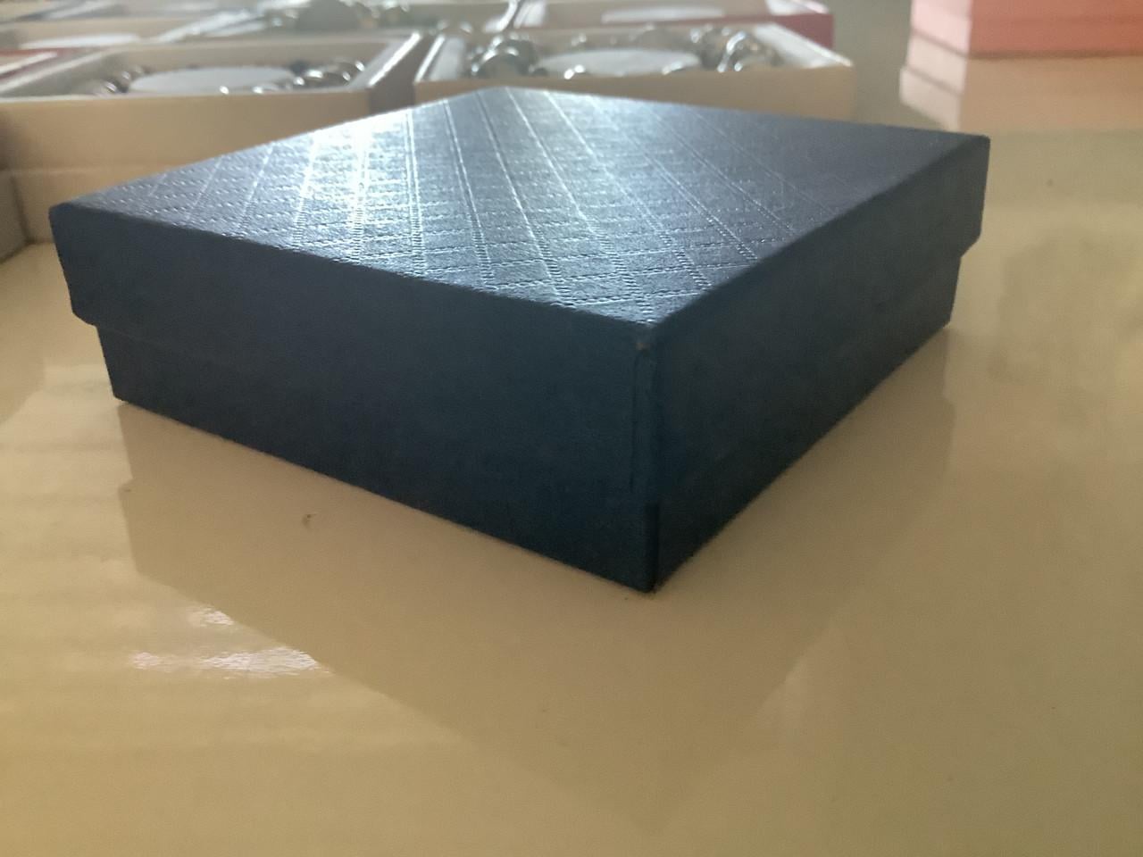 Partij leuke armbandjes in mooi verkoop doosje. ( partij 104)