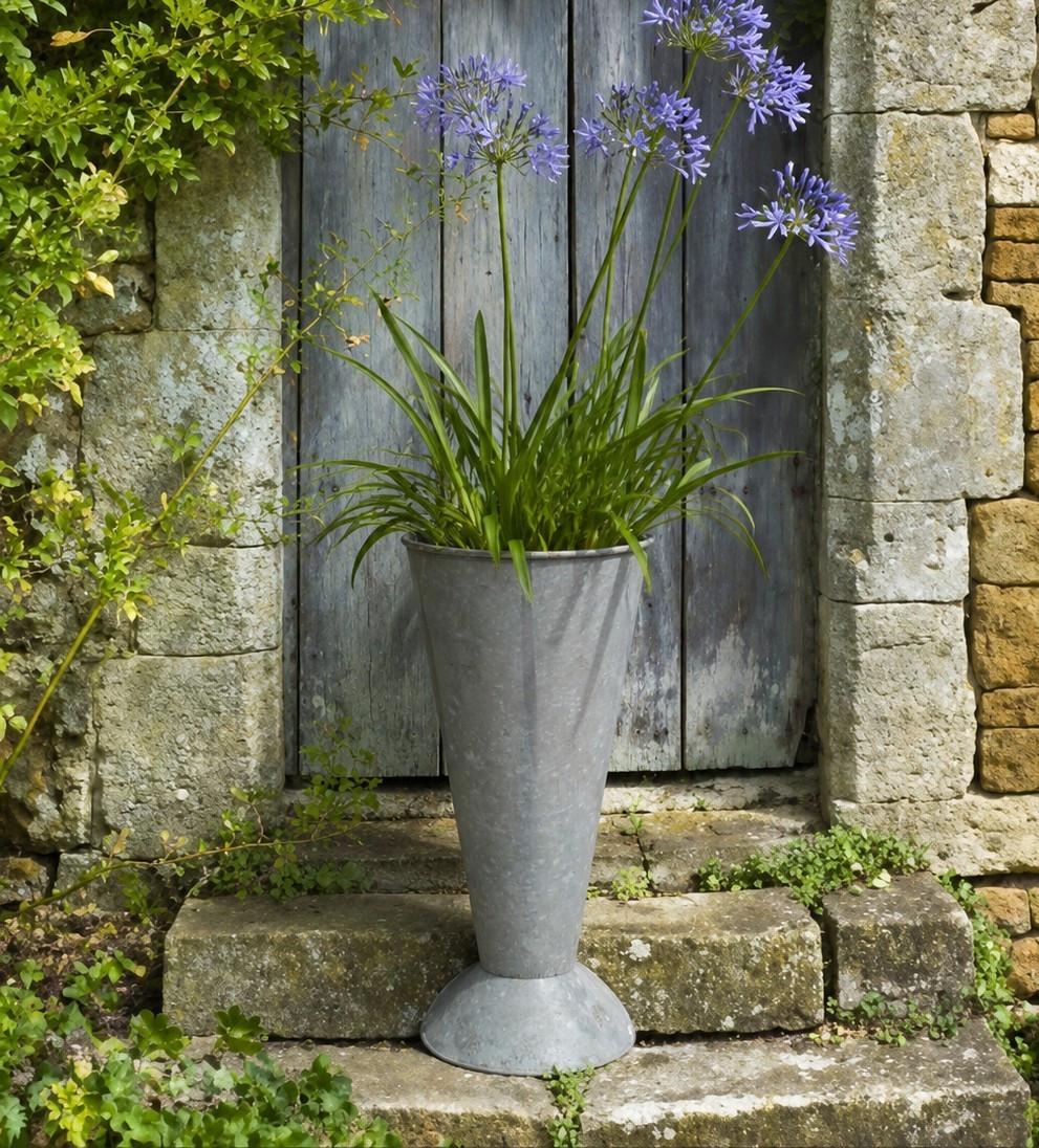 Diverse zinken items voor de tuin