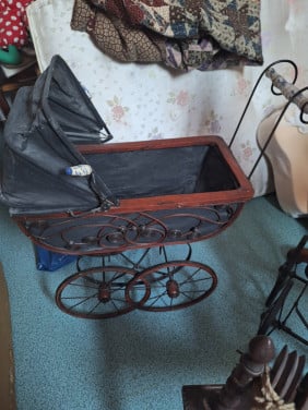 Oude poppewagen