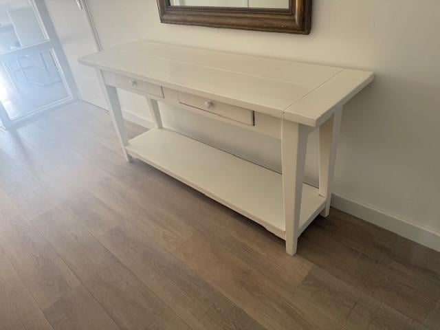 Wit houten sidetable