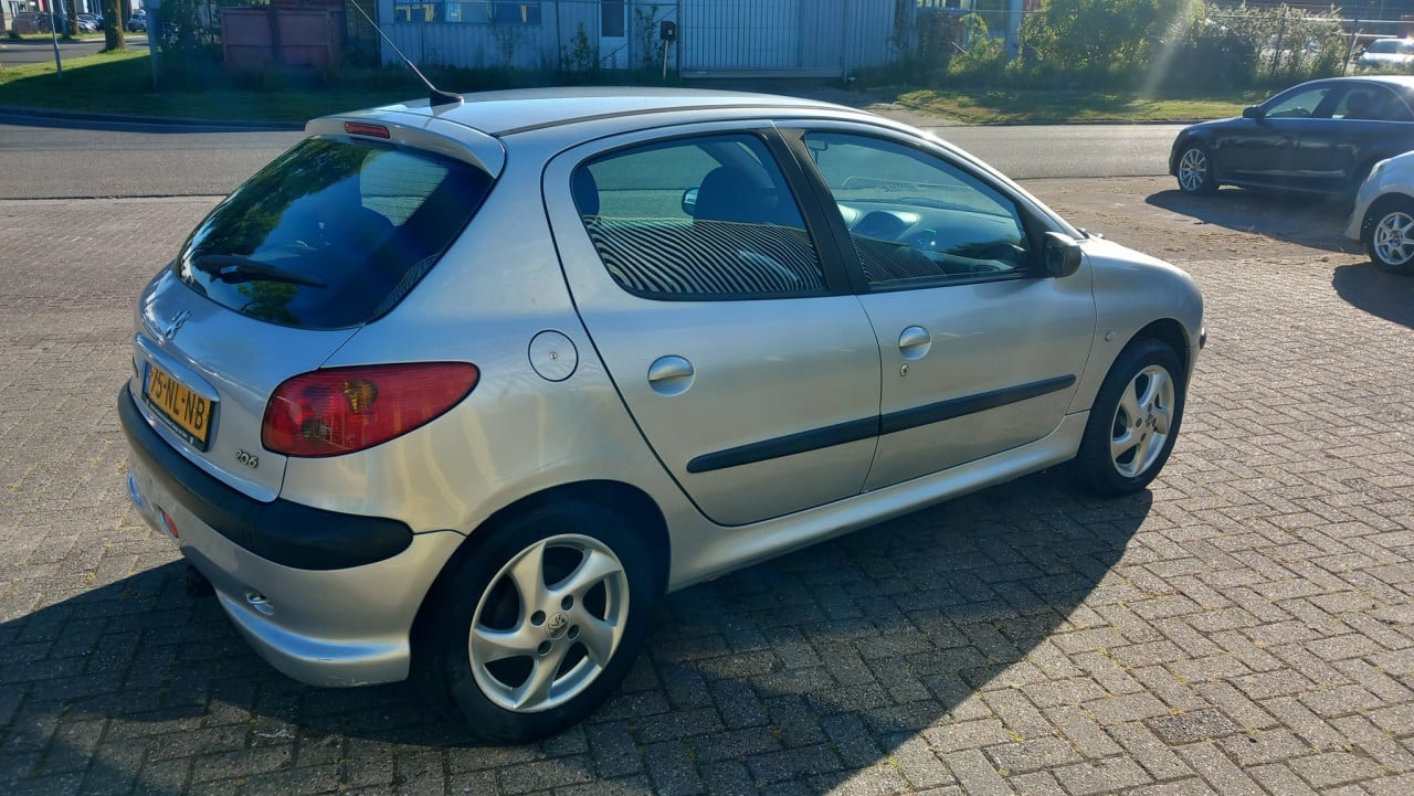 Peugeot 206 1.4 16v Gentry 5deurs bj:2004 airco navigatie apk 5-2026 !!!!