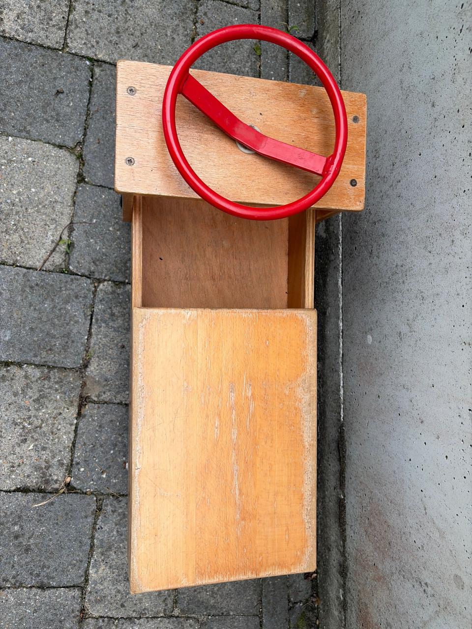 Houten speelwagen