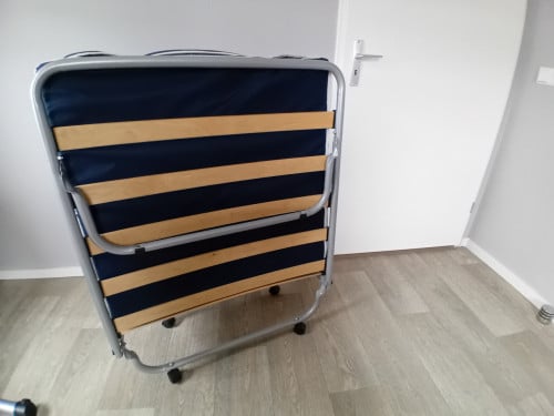 Een stretcher bed op een uitklapbaar frame