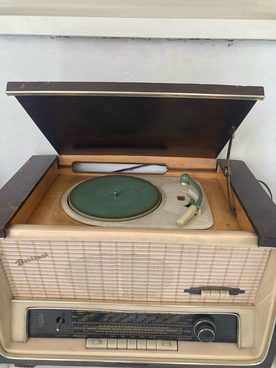 Oude radio met platenspeler - heerlijk warm geluid