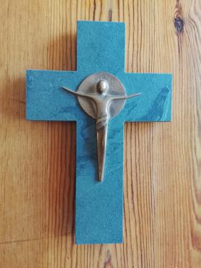 Crucifix van Leisteen met Bronzen Jezus figuur